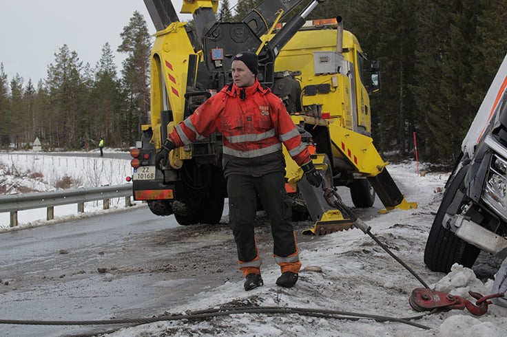 Ole Henrik fra Vinterveiens helter som driver med bilberging