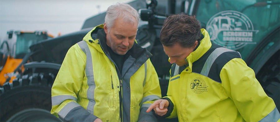 to-folks-ser-på-plan-i-snørydderbedrift-opt